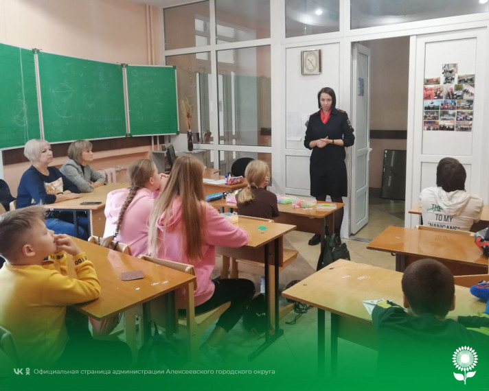 В Алексеевке сотрудники Госавтоинспекции провели беседы по дорожной безопасности в школьном лагере.