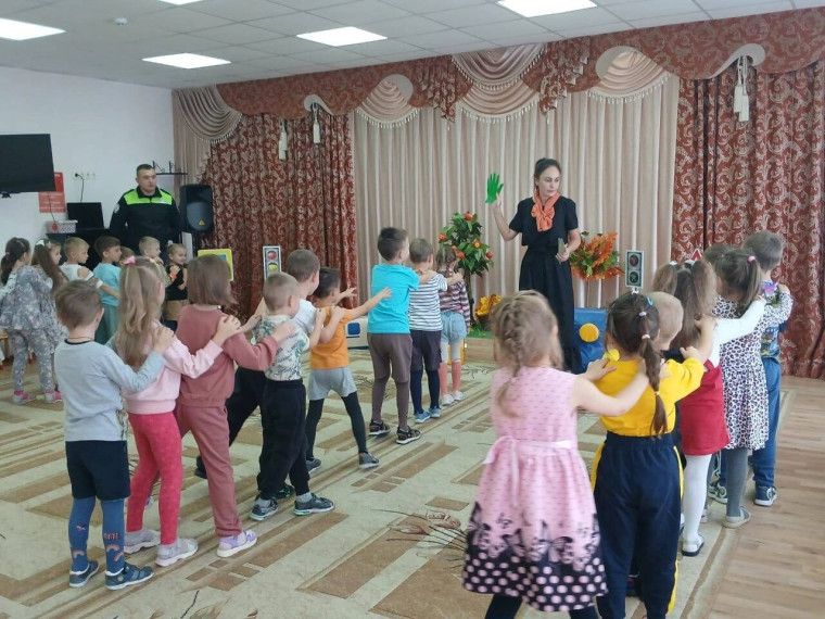 В Алексеевке сотрудник Госавтоинспекции провёл беседу с воспитанниками детского сада. В Алексеевке сотрудник Госавтоинспекции провёл беседу с воспитанниками детского сада.