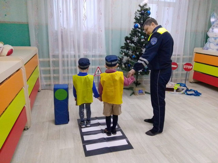 В Алексеевском городском округе сотрудник Госавтоинспекции побывал в гостях у дошколят. В Алексеевском городском округе сотрудник Госавтоинспекции побывал в гостях у дошколят.