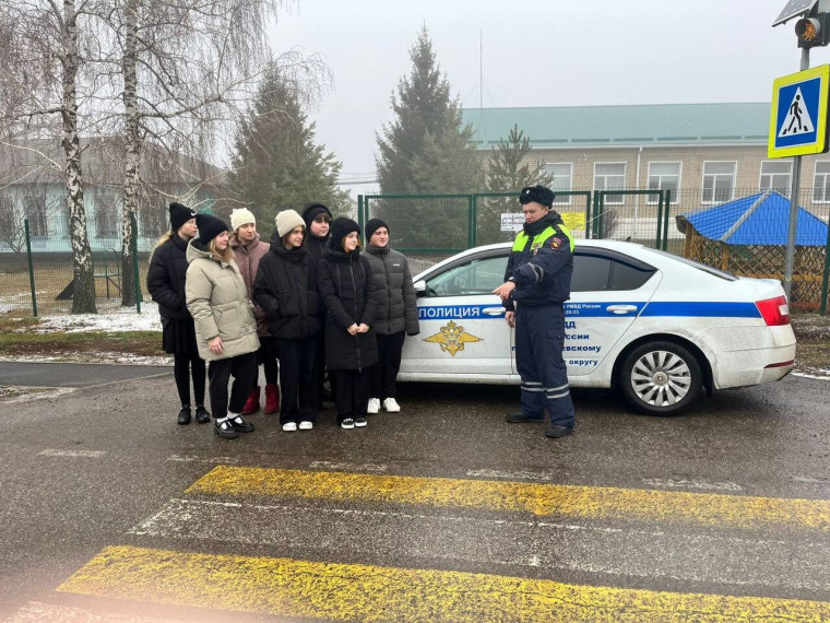 В Алексеевском городском округе сотрудники Госавтоинспекции проводят профилактические беседы с детьми в школах. В Алексеевском городском округе сотрудники Госавтоинспекции проводят профилактические беседы с детьми в школах.