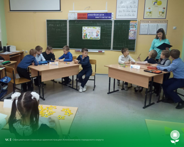 На базе дома детского творчества воспитанники объединения "Развивайка" приняли участие в интеллектуальной игре "Хочу все знать".