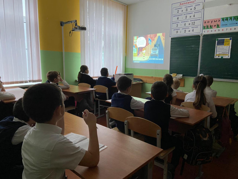 В Алексеевке автоинспекторы рассказали школьникам об эффективности использования световозвращающих элементов.