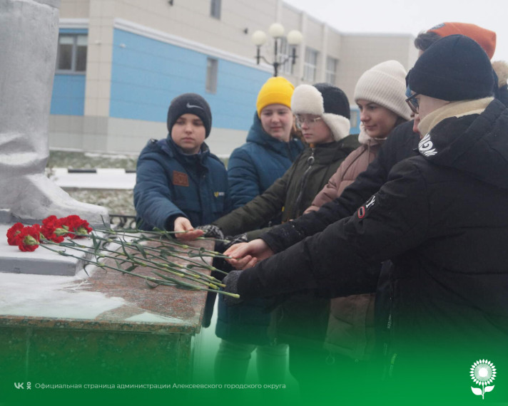 В честь Дня Героя Отечества в Городской модельной библиотеке №1 проведен час солдатского подвига «Русская земля - Отечество героев».