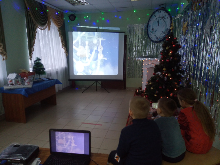 В Ковалевском сельском Доме культуры прошел мультсеанс «Нам праздник веселый зима принесла».