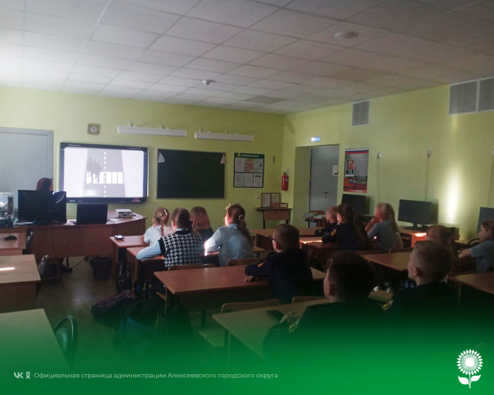 Сотрудники Госавтоинспекции провели для учащихся кадетского класса МБОУ «СОШ №7» классный час.