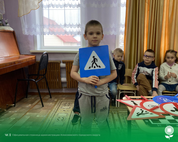 Алексеевские дошкольники совместно с автоинспекторами повторили Правила дорожного движения.