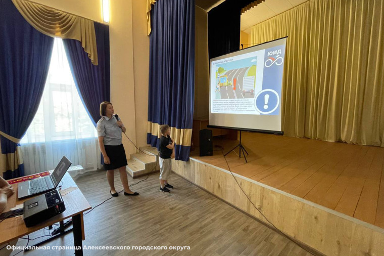 Автоинспекторы продолжают проводить занятия по дорожной безопасности в летних лагерях школ Алексеевского городского округа.
