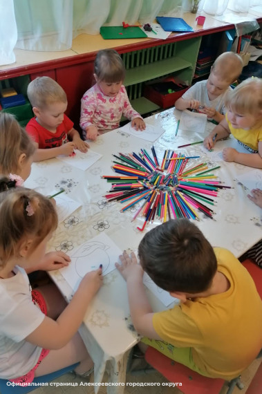 В детских садах Алексеевского городского округа прошел День цветных карандашей.