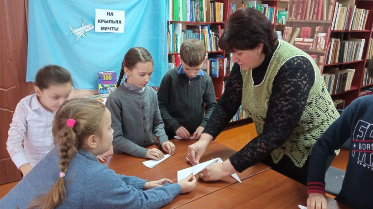 В Белозоровской модельной библиотеке с детьми была проведена историко-познавательная викторина «100 лет на защите неба!».