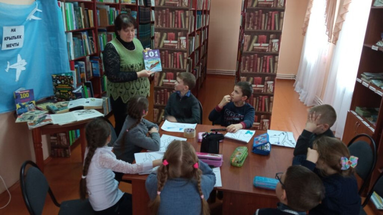 В Белозоровской модельной библиотеке с детьми была проведена историко-познавательная викторина «100 лет на защите неба!».