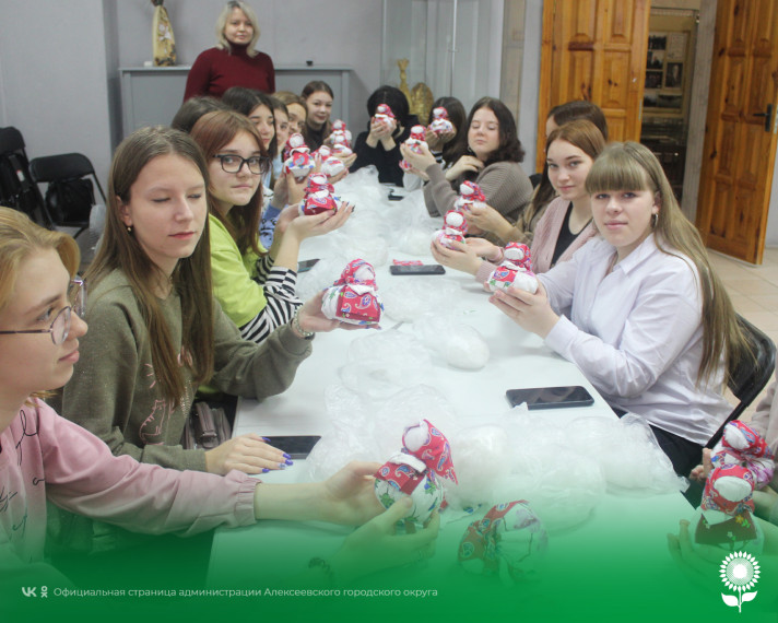 В Алексеевском краеведческом музее прошел мастер-класс &quot;Кукла-закрутка&quot;.
