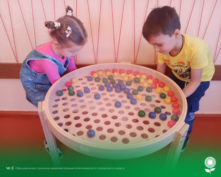 Воспитанники детских садов Алексеевского городского округа познакомились с необычной техникой прикладного искусства – «Мозаика».