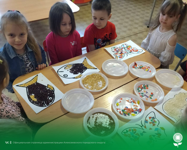 Воспитанники детских садов Алексеевского городского округа познакомились с необычной техникой прикладного искусства – «Мозаика».