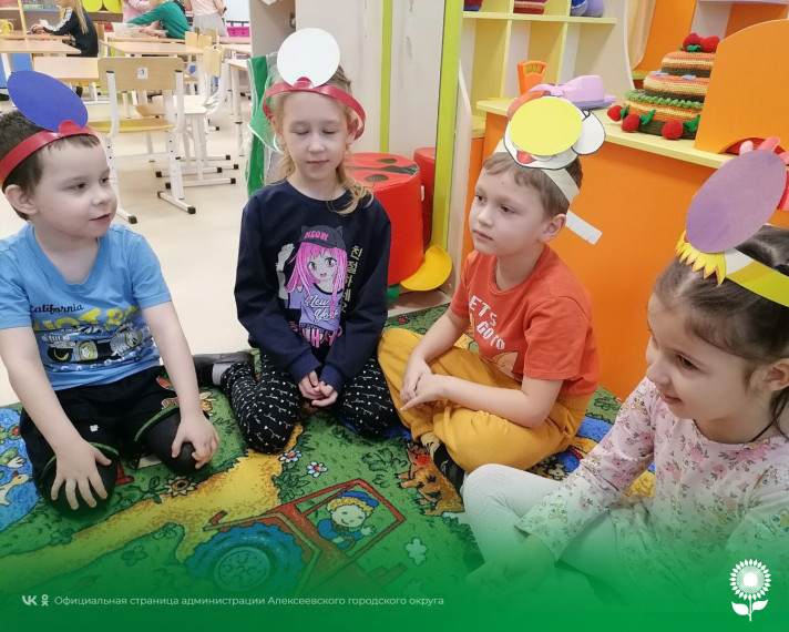 Воспитанников детских садов Алексеевского городского округа познакомили  с детской игрой «Краски».