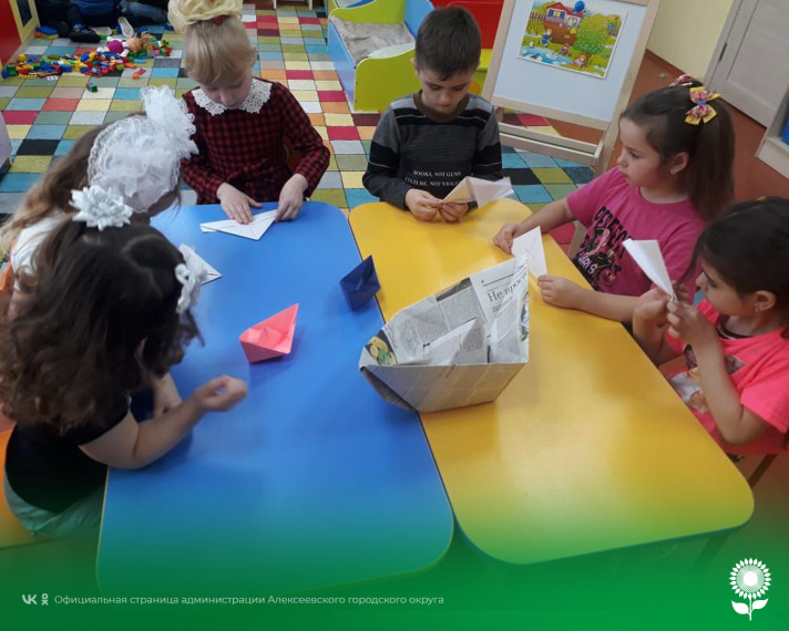 В детских садах Алексеевского городского округа прошел тематический день, посвящённый самому весеннему развлечению — пусканию бумажных корабликов.
