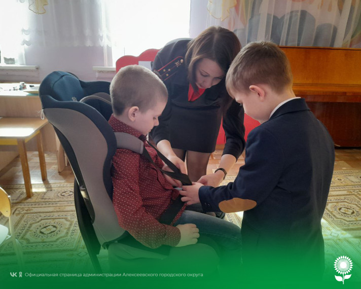 В Алексеевке сотрудники Госавтоинспекции напомнили правила безопасной перевозки детей-пассажиров в дошкольном образовательном учреждении.