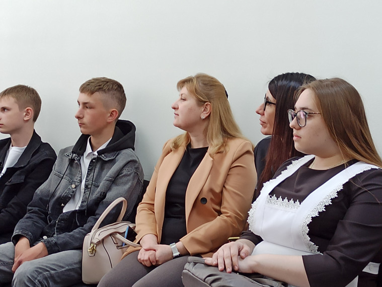 12 мая в Алексеевской ТИК поощрили активных участников мероприятий, посвящённых Дню молодого избирателя.