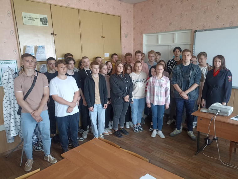 Сотрудники Госавтоинспекции Алексеевского городского округа провели беседу со студентами колледжа.