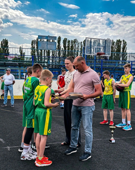 На центральном стадионе прошли игры открытого первенства Алексеевского городского округа по баскетболу 3х3 среди юношеских и мужских команд,посвященных 80-й годовщине Прохоровского танкового сражения.