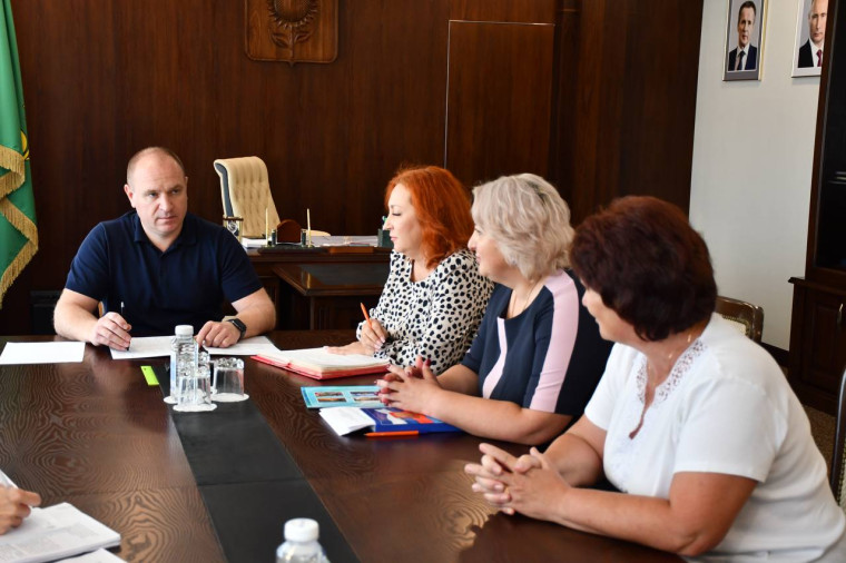 Сегодня глава администрации Алексеевского городского округа Калашников Алексей Николаевич провёл встречу с представителями Хлевищенской местной общественной организации «Центр поддержки гражданских инициатив».