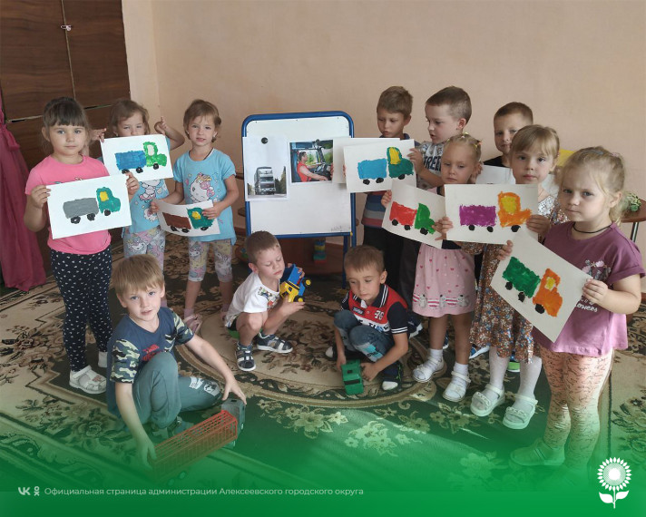 В детских садах Алексеевского городского округа отметили День дальнобойщика России.