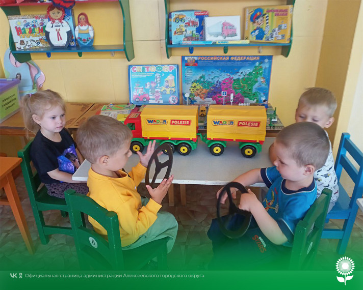 В детских садах Алексеевского городского округа отметили День дальнобойщика России.
