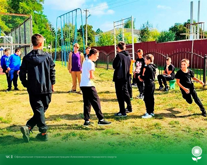 В яркий солнечный сентябрьский денек на спортивной площадке села Мухоудеровка для детей прошел игровой экспромт «Кошки-мышки».