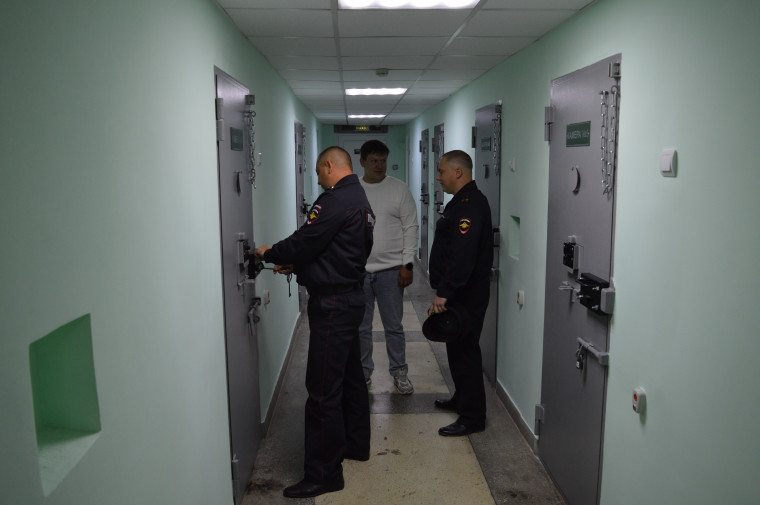 В Алексеевке представитель Общественного совета при ОМВД с проверкой посетил изолятор временного содержания.