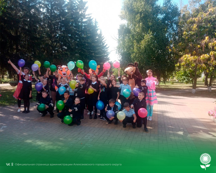 Возле Центра культурного развития села Щербаково для детей была проведена спортивная эстафета - «Юность навстречу рекордам».