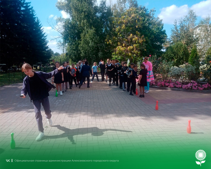 Возле Центра культурного развития села Щербаково для детей была проведена спортивная эстафета - «Юность навстречу рекордам».