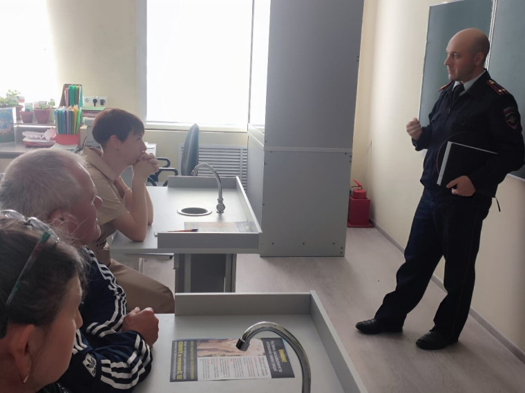 В Алексеевском городском округе полицейские провели с педагогами беседы о распространенных схемах мошенничеств.