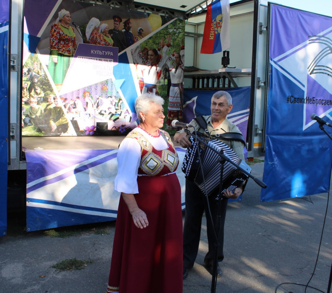 Многофункциональный передвижной культурный центр посетил хутор Сероштанов с концертной  программой «Осеннее настроение».
