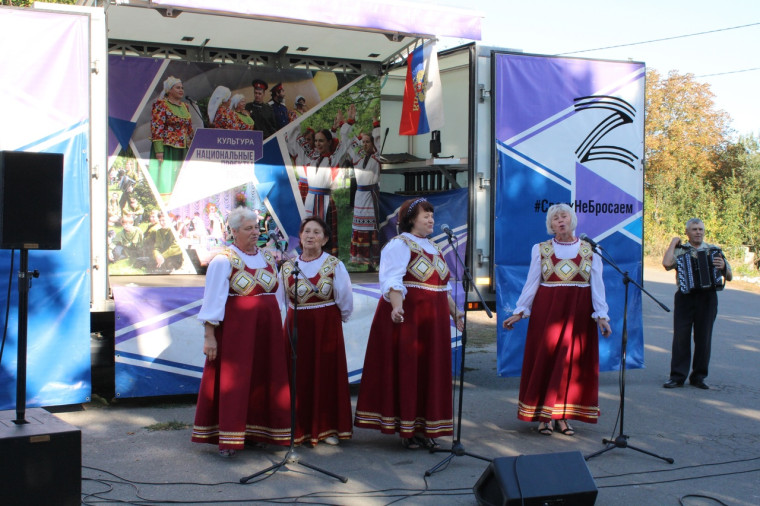 Многофункциональный передвижной культурный центр посетил хутор Сероштанов с концертной  программой «Осеннее настроение».