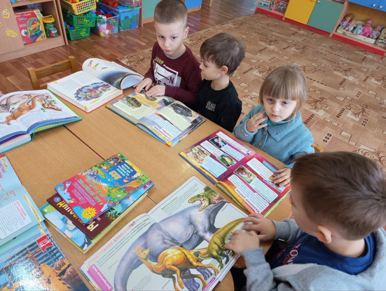 В детских садах Алексеевского городского округа прошло познавательное мероприятие «Тысячи мудрых страниц» посвященное Дню словарей и энциклопедий.
