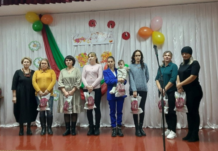 В Репенском модельном Доме культуры состоялась концертная программа «Мама - первое слово».