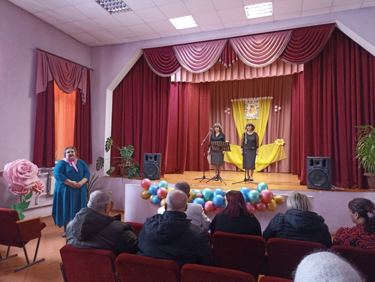 В Камышеватовском сельском Доме культуры была проведена праздничная программа «Недаром все века их носят на руках», посвященная Дню матери.