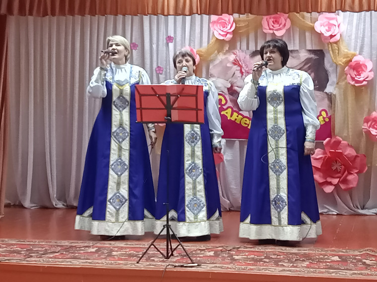 В Ковалевском сельском Доме культуры прошла концертная программа «Да будет главным самым в этом мире слово «мама».