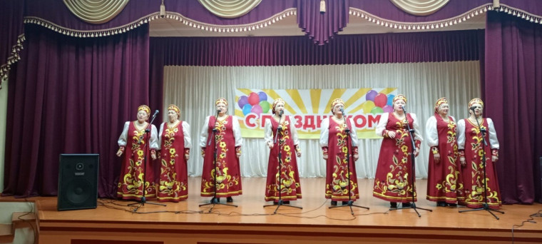 Красивым и незабываемым получился праздничный концерт, посвященный Дню матери в Красненском модельном Доме культуры.