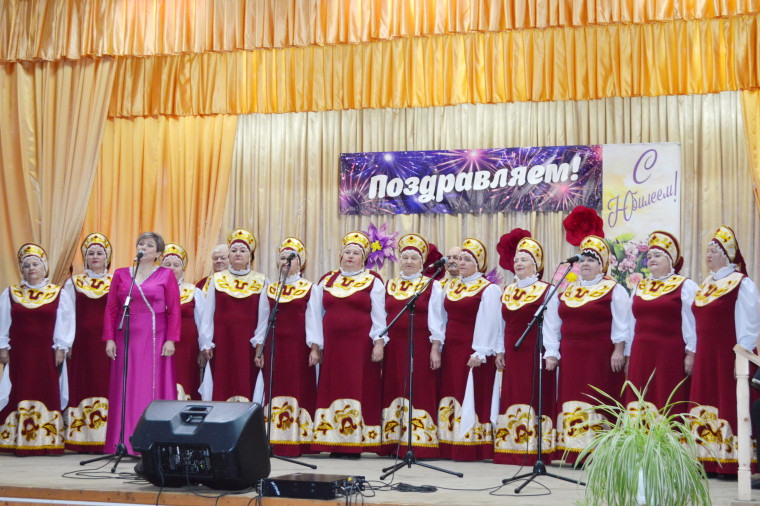 На сцене Центра культурного развития села Подсереднее состоялся юбилейный вечер «На крыльях песни».