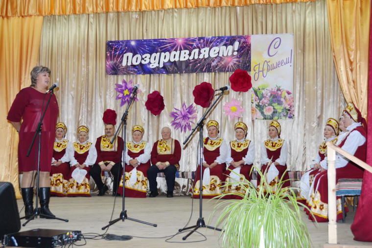 На сцене Центра культурного развития села Подсереднее состоялся юбилейный вечер «На крыльях песни».