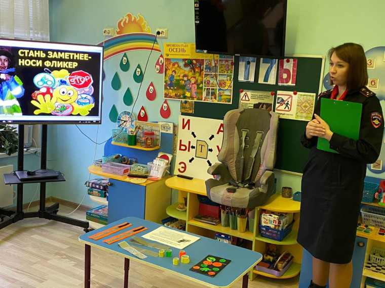 Сотрудник Госавтоинспекции ОМВД России по Алексеевскому городскому округу провела занятие по детской дорожной безопасности для родителей дошкольников.