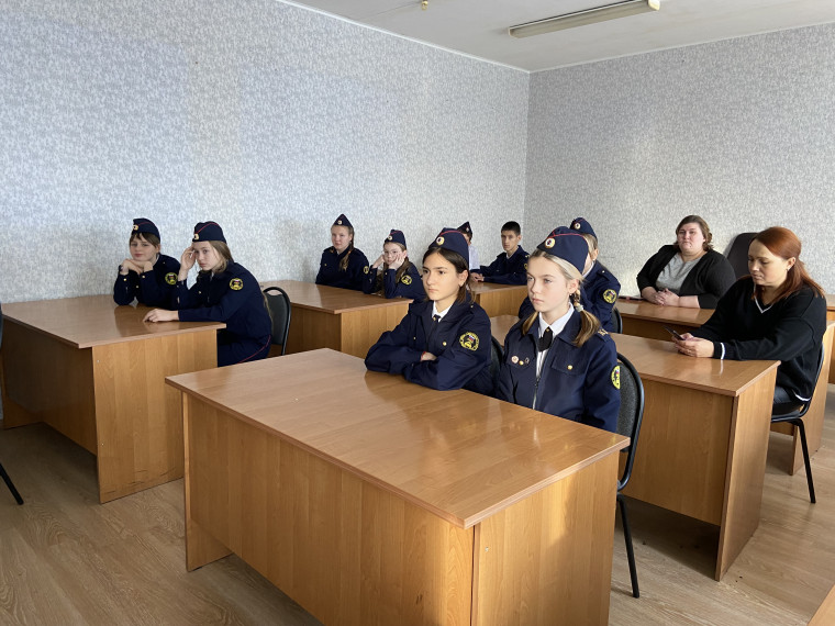 Учащиеся класса Юных Инспекторов движения Алексеевской СОШ побывали в гостях в ОМВД России по Алексеевскому городскому округу.