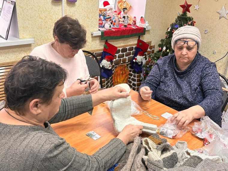 «Подарки от серебряных волонтеров: немного тепла и праздника для наших защитников».