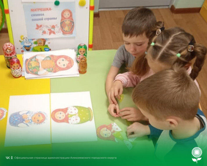В детских садах Алексеевского городского округа отметили День Рождения деревянной куклы Матрёшки.
