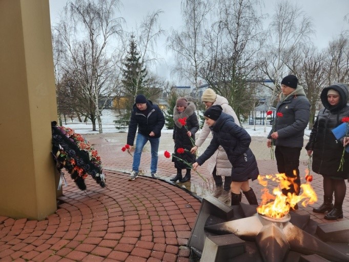 В честь 81-ой годовщины освобождения города Алексеевки и Алексеевского района от немецко-фашистских захватчиков, работники Управления культуры провели патриотический митинг.