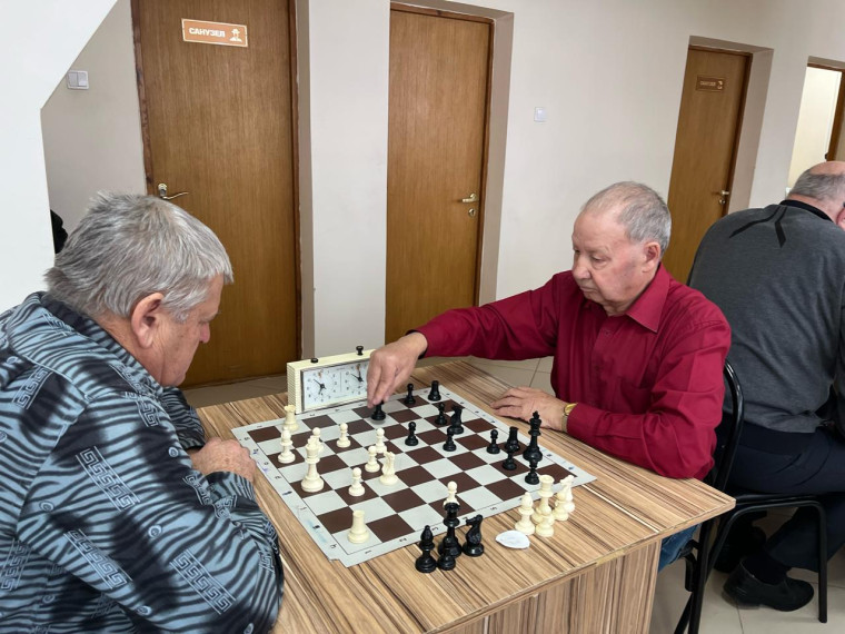 Турнир по быстрым шахматам среди пенсионеров.