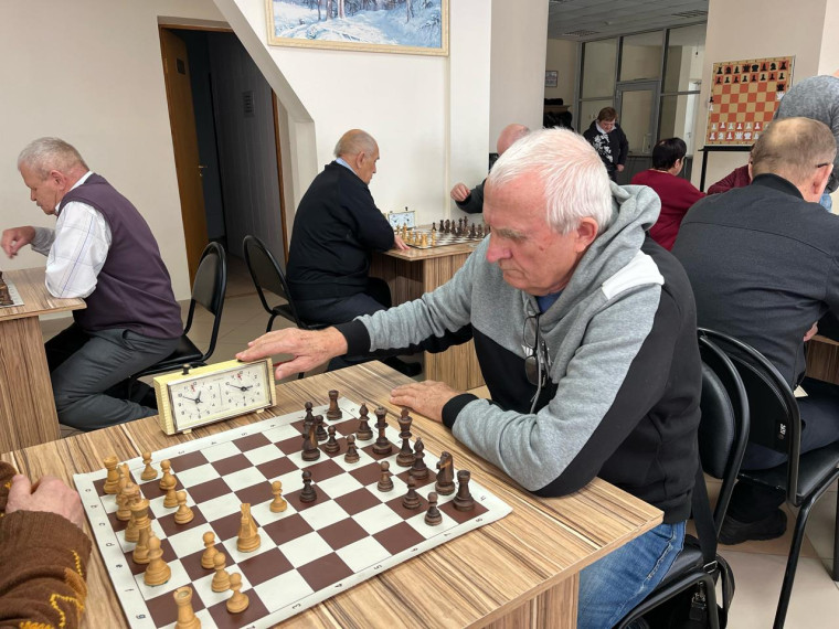 Турнир по быстрым шахматам среди пенсионеров.
