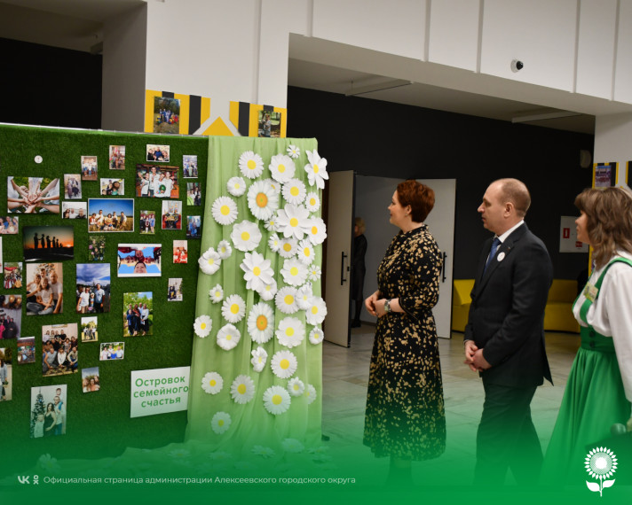 Глава администрации Алексеевского городского округа посетил тематические выставки, посвященные открытию Года семьи.