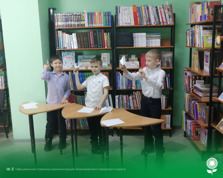 В городской детской модельной библиотеке №4 прошла праздничная конкурсно-игровая программа «Будем Родину любить, будем Родине служить».