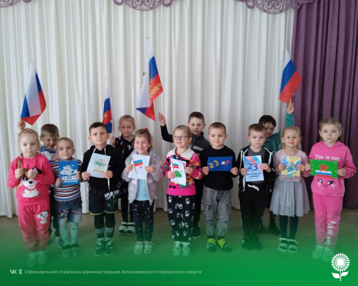 Педагоги и воспитанники детских садов округа приняли участие в волонтерской акции «Своих не бросаем»  по сбору гуманитарной помощи и изготовлению поздравительных открыток для российских военных, участвующих в СВО.